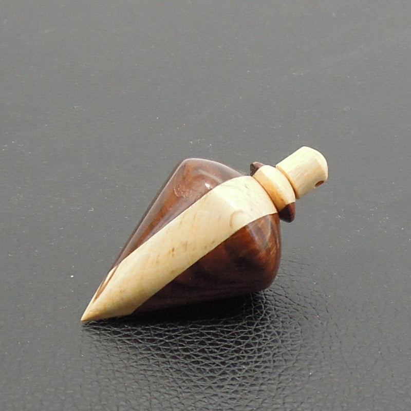 Pendule artisanal de radiesthésie en noyer et charme échauffé avec oeilleton.
