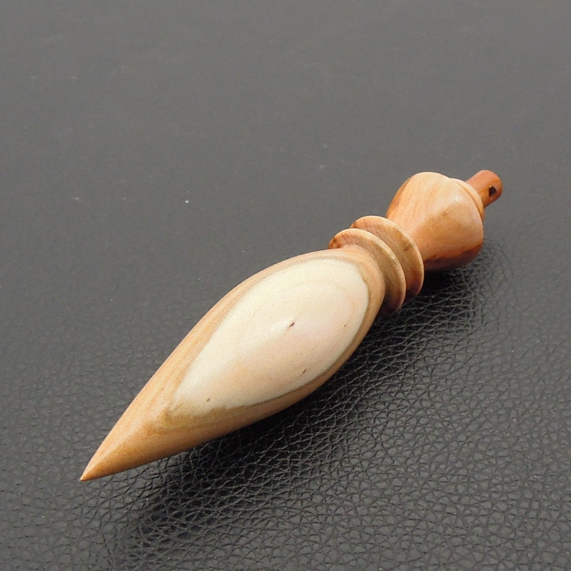 Pendule artisanal de radiesthésie en prunier avec oeilleton.