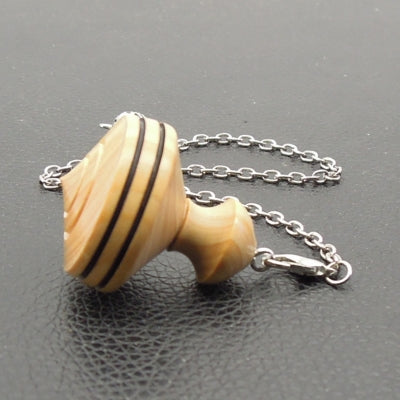 Pendule artisanal de radiesthésie en buis avec chainette.