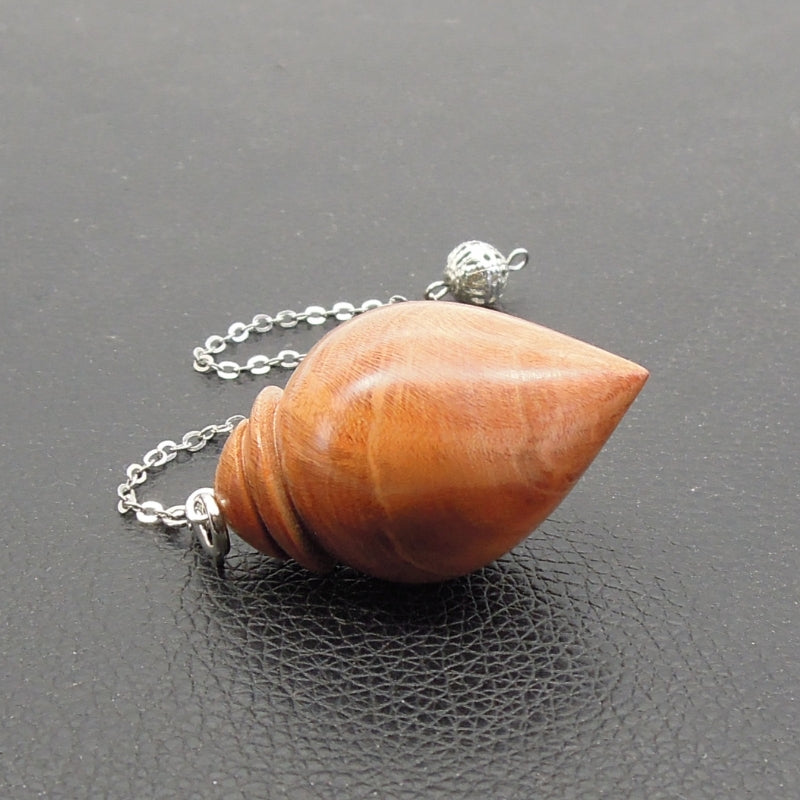 Pendule artisanal de radiesthésie en racine de bruyère avec chainette.