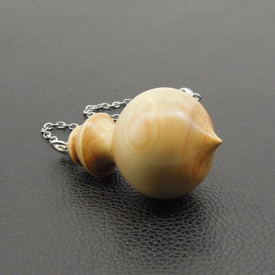 Pendule artisanal de radiesthésie en buis avec chainette.