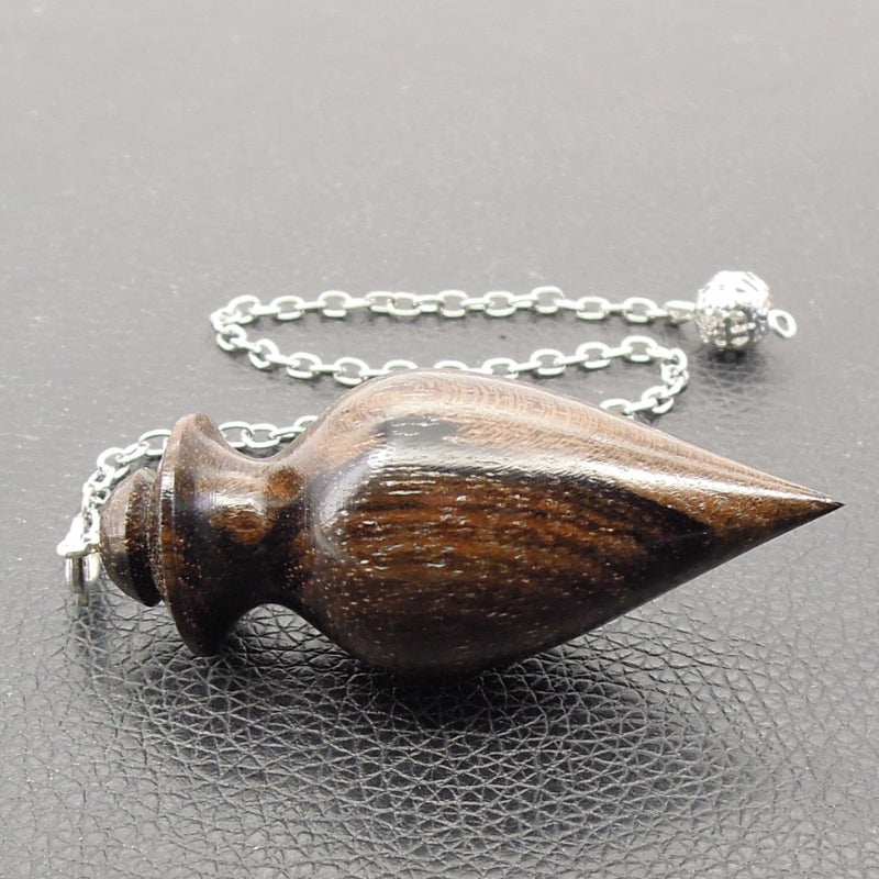 Pendule artisanal de radiesthésie en ziricote avec chainette.