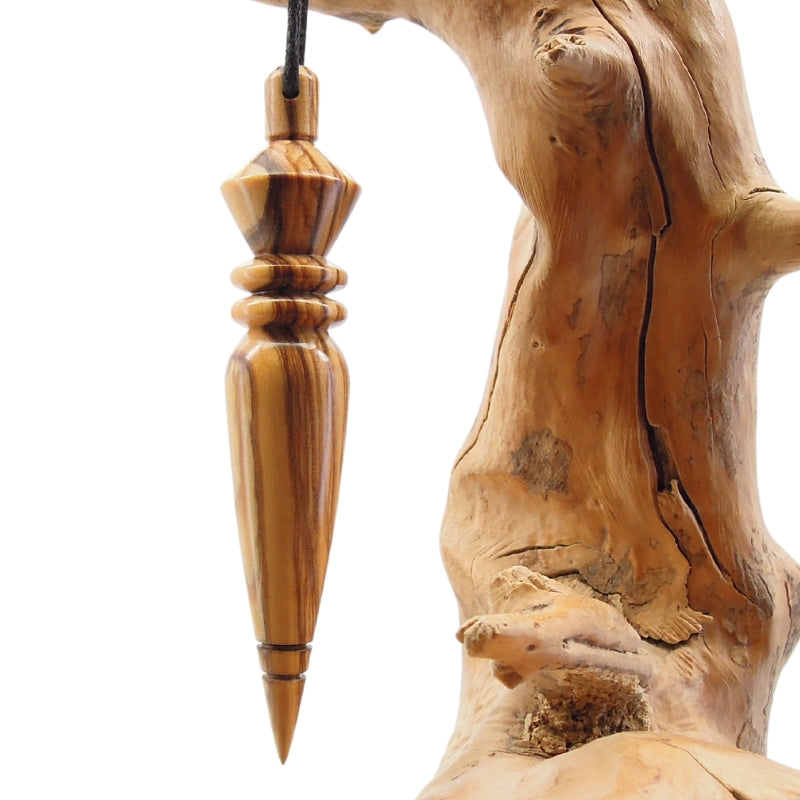 Pendule artisanal divinatoire en olivier avec oeilleton.