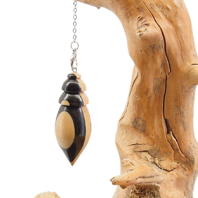 Pendule artisanal divinatoire en buis et ébène avec oeilleton