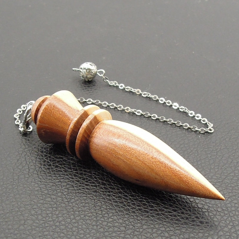 Pendule artisanal de radiesthésie en nerprun avec chainette.