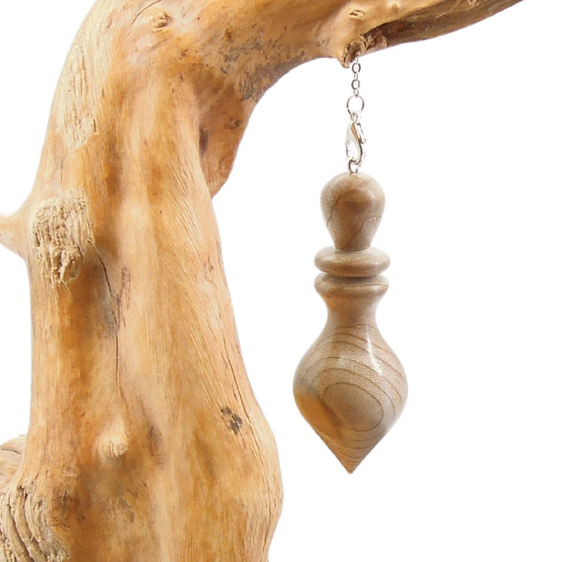 Pendule artisanal de radiesthésie en magnolia avec chainette.
