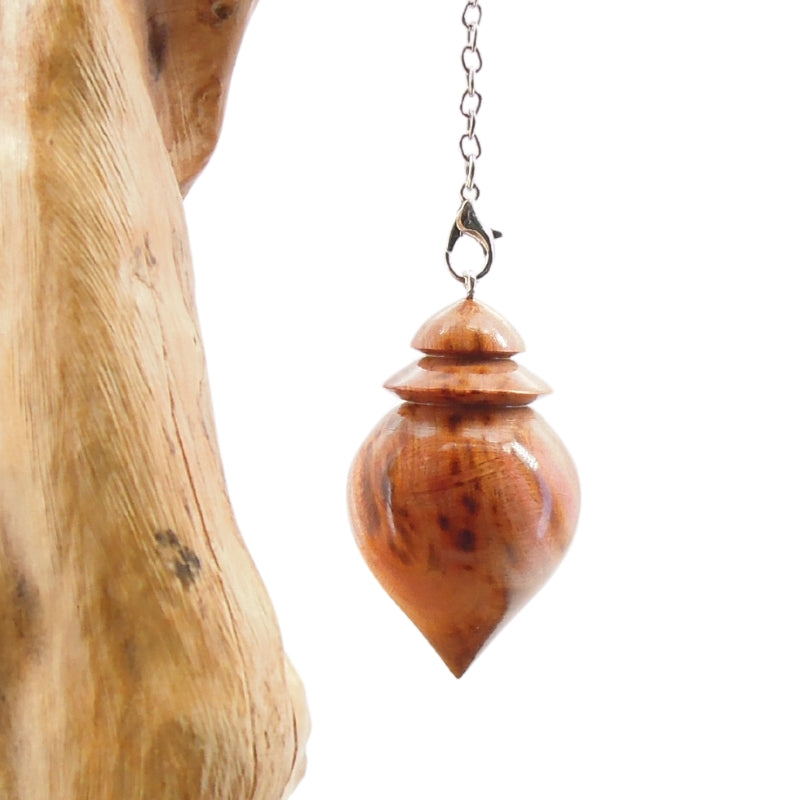 Pendule artisanal de radiesthésie en prunier avec chainette.