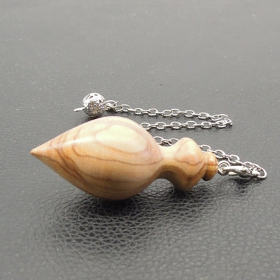 Pendule artisanal en olivier avec chainette.