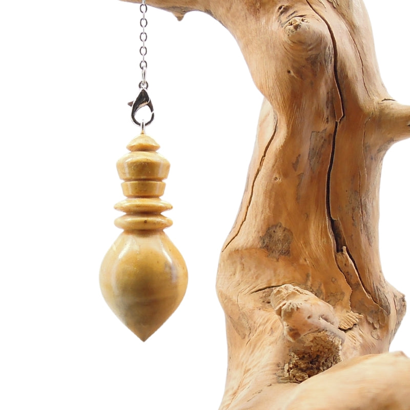 Pendule artisanal de radiesthésie en buis avec chainette.