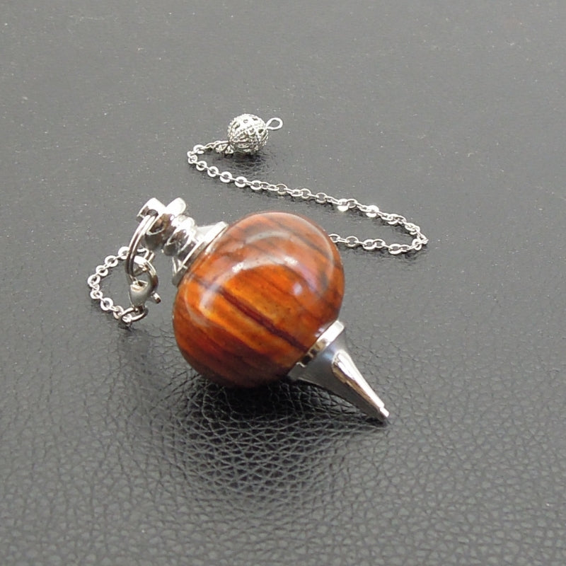 Pendule artisanal de radiesthésie en cocobolo avec chainette et monture métal.
