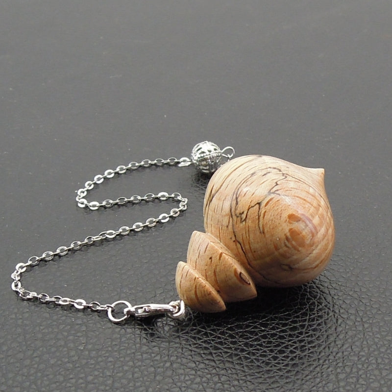 Pendule artisanal de radiesthésie en hêtre échauffé avec chainette.