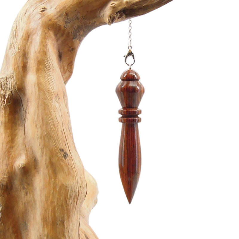 Pendule artisanal de radiesthésie en cocobolo avec chainette.