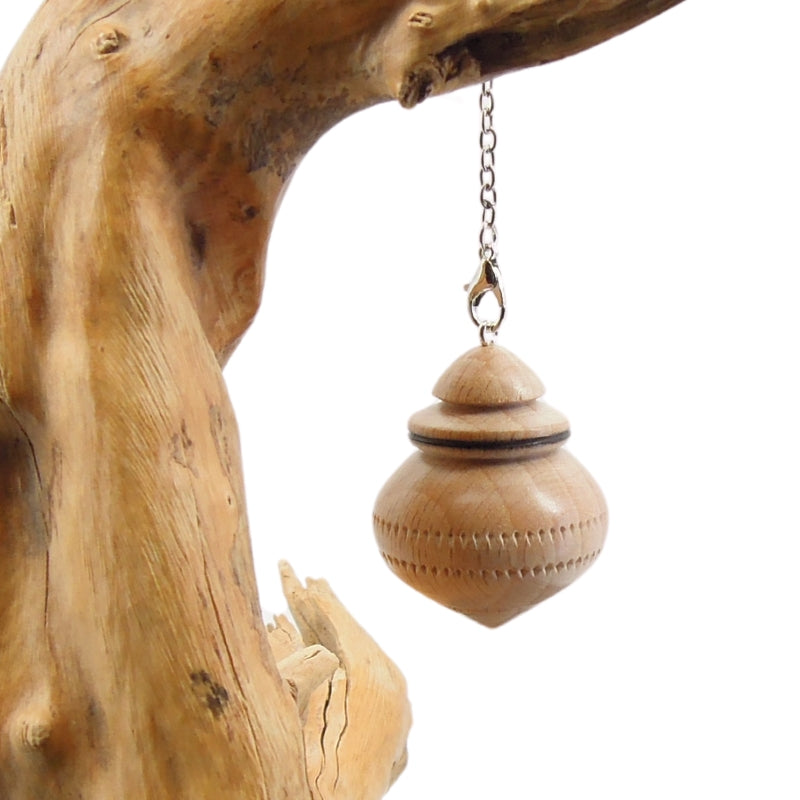 Pendule artisanal de radiesthésie en hêtre avec chainette.
