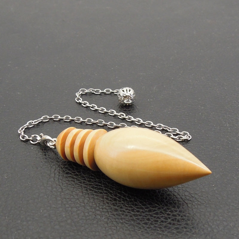 Pendule artisanal de radiesthésie en buis avec chainette.