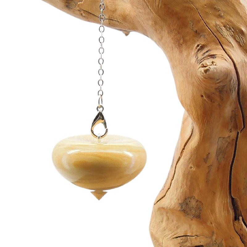 Pendule artisanal de radiesthésie en buis avec chainette.