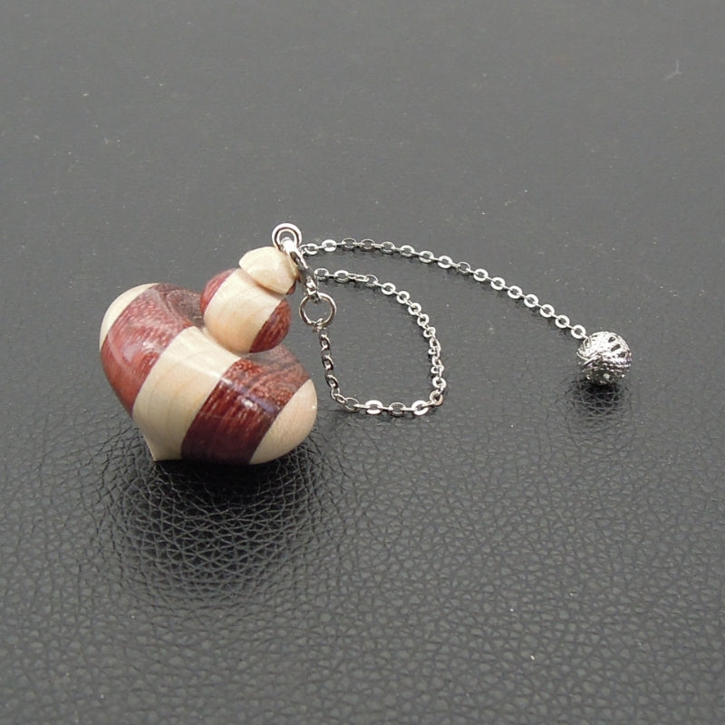 Pendule artisanal de radiesthésie en amarante et érable avec chainette.