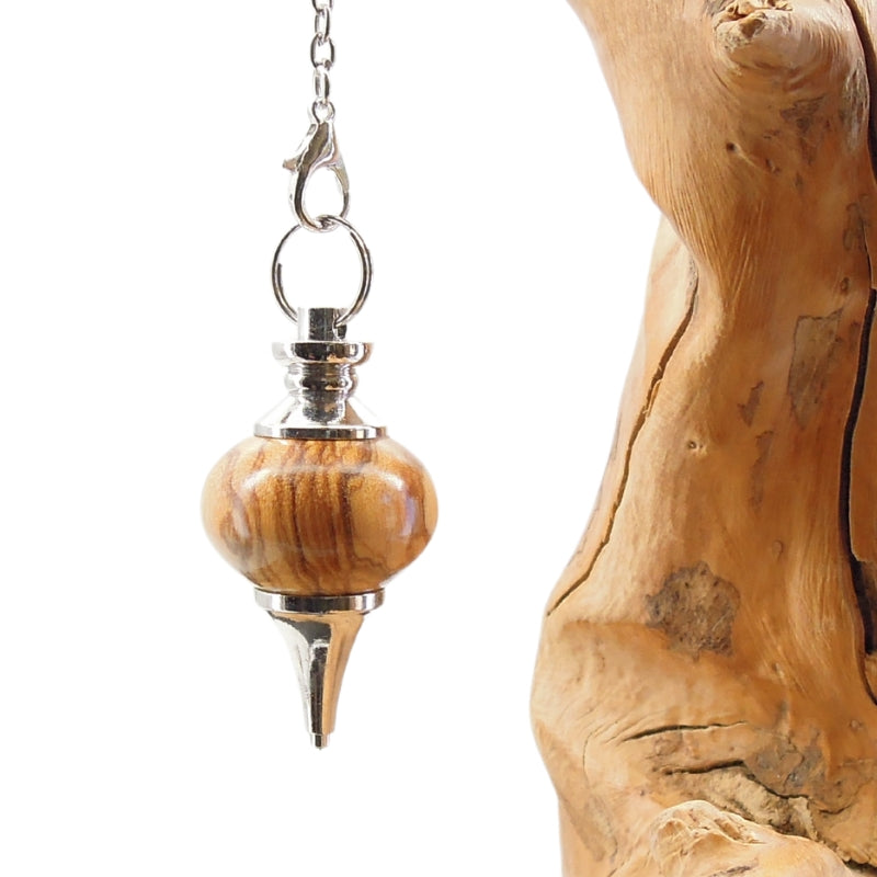 Pendule artisanal de radiesthésie en olivier avec chainette et monture métal.