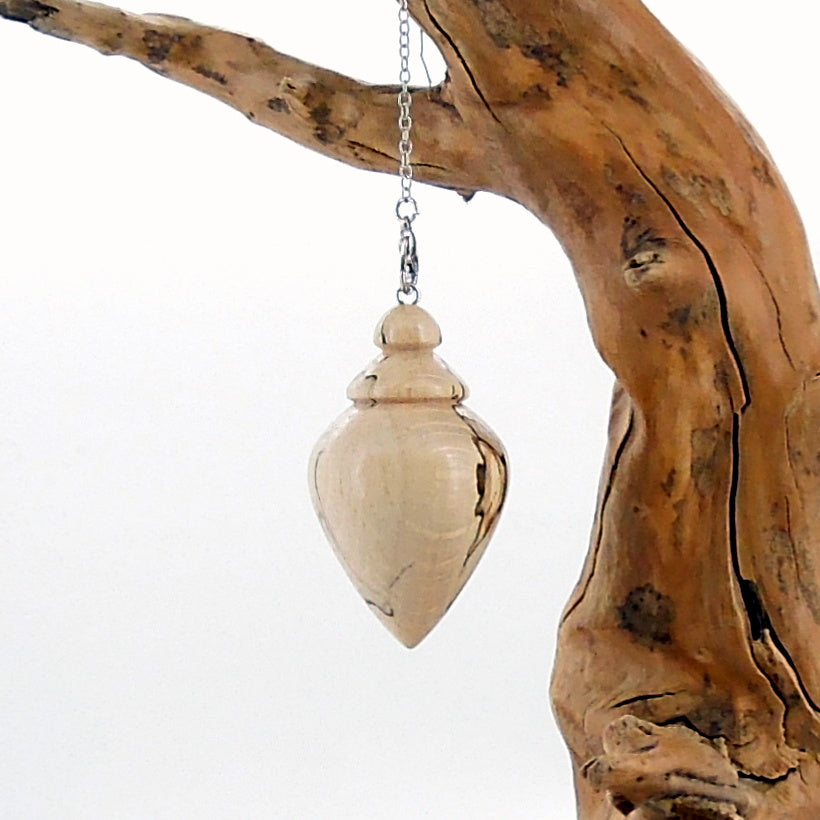 Pendule artisanal de radiesthésie en hêtre échauffé avec chainette.