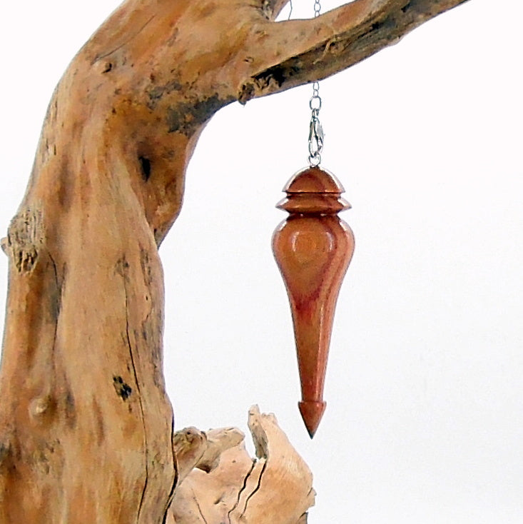 Pendule artisanal de radiesthésie en bois de rose avec chainette.
