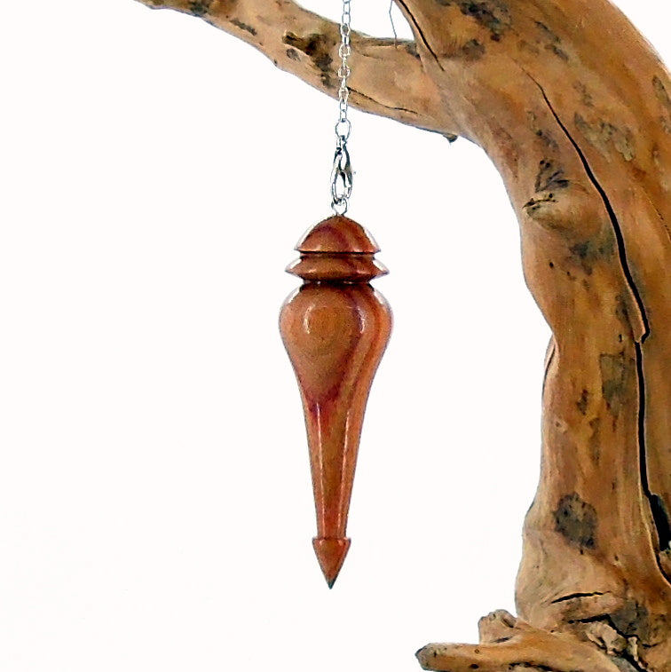 Pendule artisanal de radiesthésie en bois de rose avec chainette.