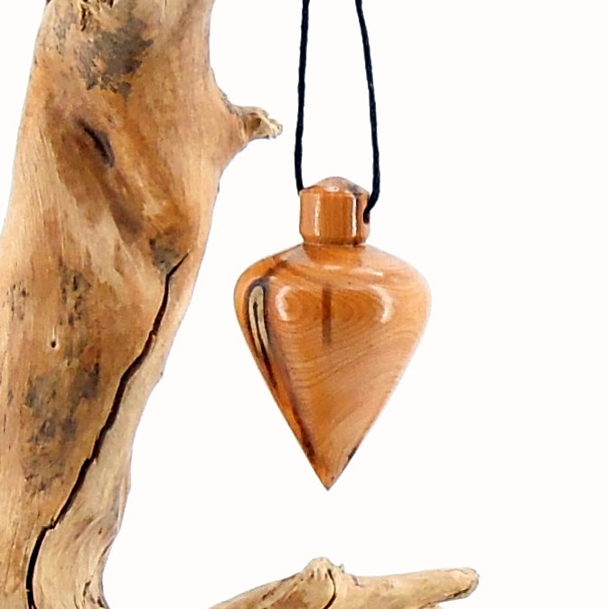 Pendule artisanal divinatoire en if avec oeilleton.