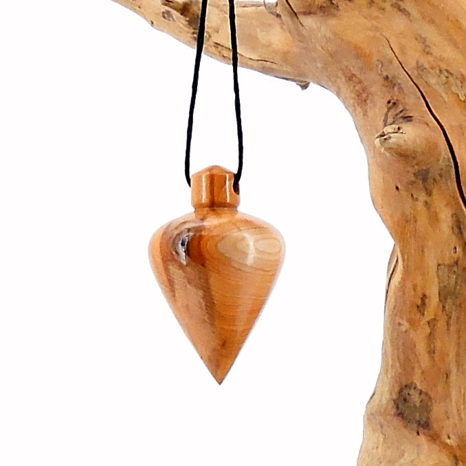 Pendule artisanal divinatoire en if avec oeilleton.