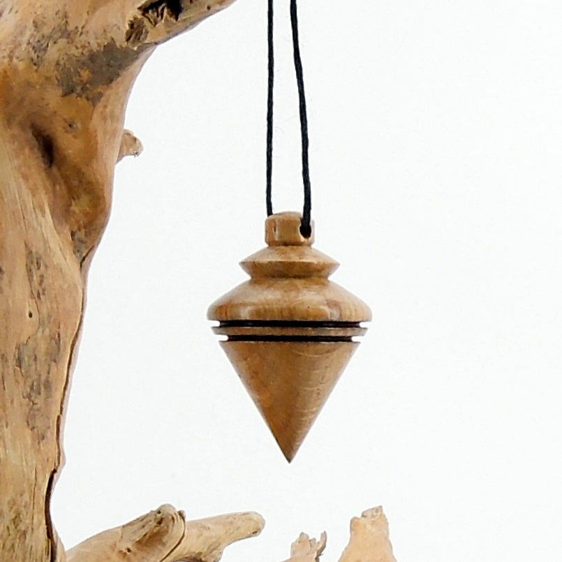 Pendule artisanal divinatoire en chêne avec oeilleton.