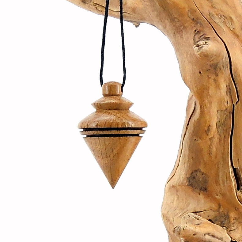 Pendule artisanal divinatoire en chêne avec oeilleton.