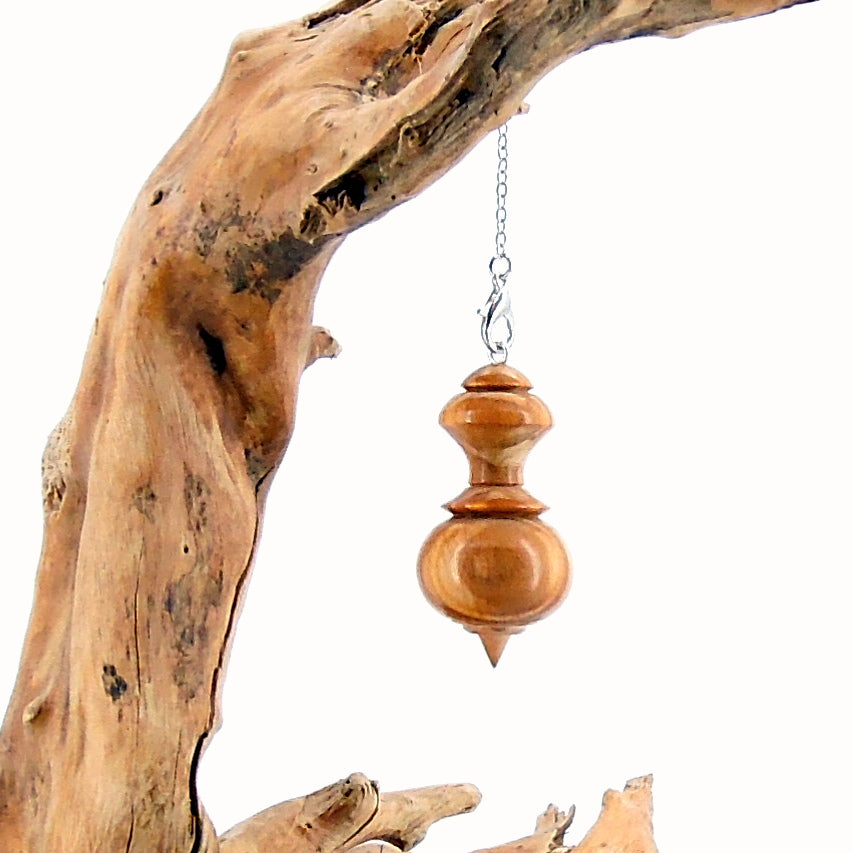 Pendule artisanal en olivier avec chainette.