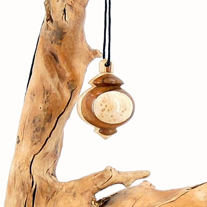 Pendule artisanal  de radiesthésie en orme et frêne avec oeilleton.