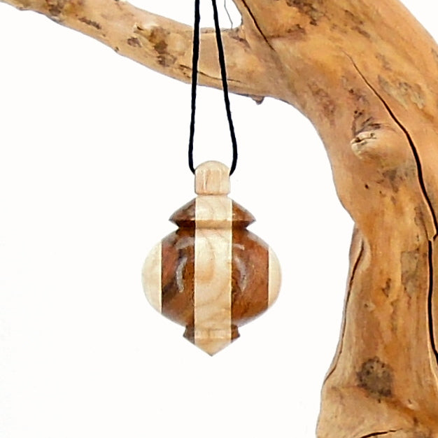 Pendule artisanal  de radiesthésie en orme et frêne avec oeilleton.