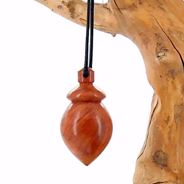 Pendule artisanal divinatoire en racine de bruyère avec oeilleton.