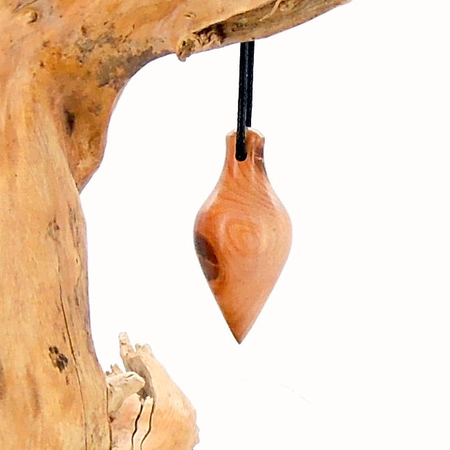 Pendule de radiesthésie artisanal en cade avec oeilleton