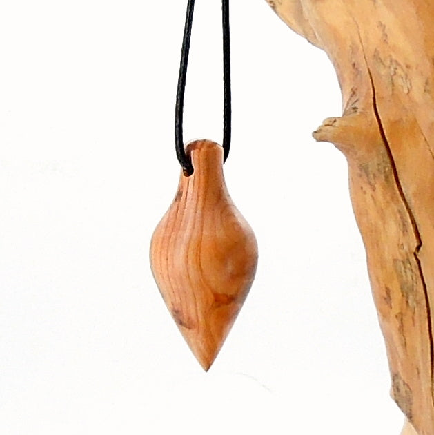 Pendule de radiesthésie artisanal en cade avec oeilleton