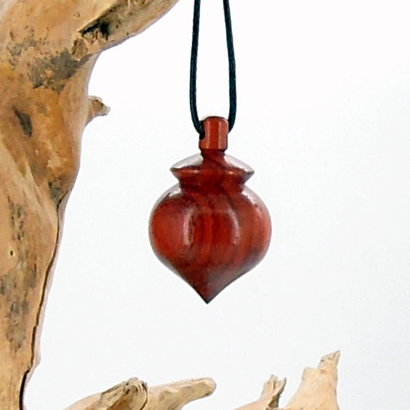 Pendule radiesthésie en padouk avec oeilleton.
