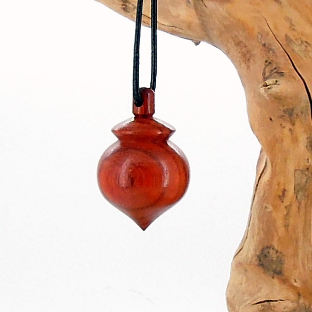 Pendule radiesthésie en padouk avec oeilleton.