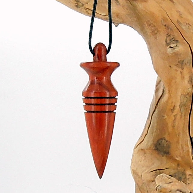 Pendule divinatoire en padouk avec oeilleton.