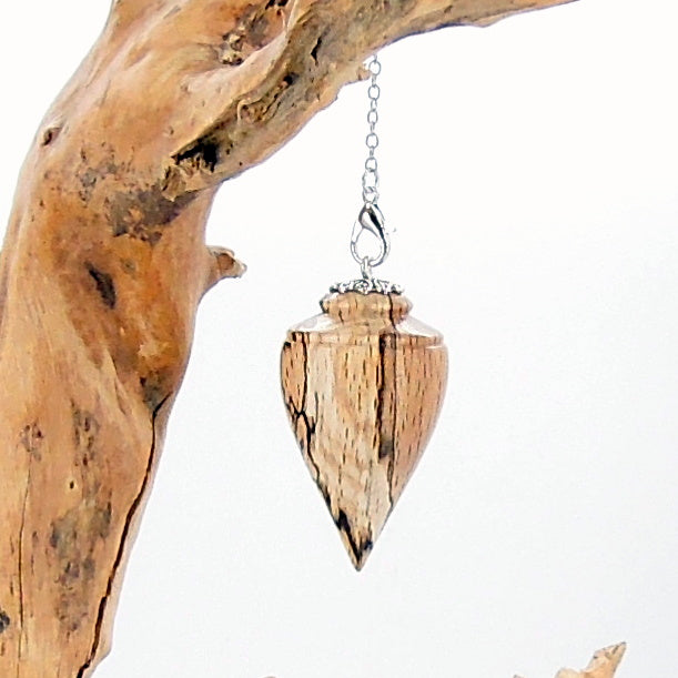 Pendule artisanal de radiesthésie en hêtre échauffé avec coupelle etchainette.