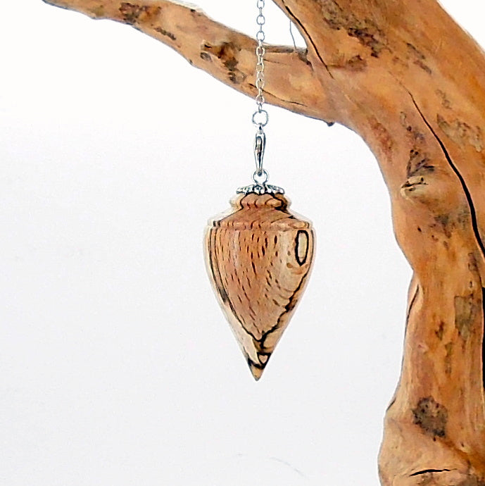 Pendule artisanal de radiesthésie en hêtre échauffé avec coupelle etchainette.