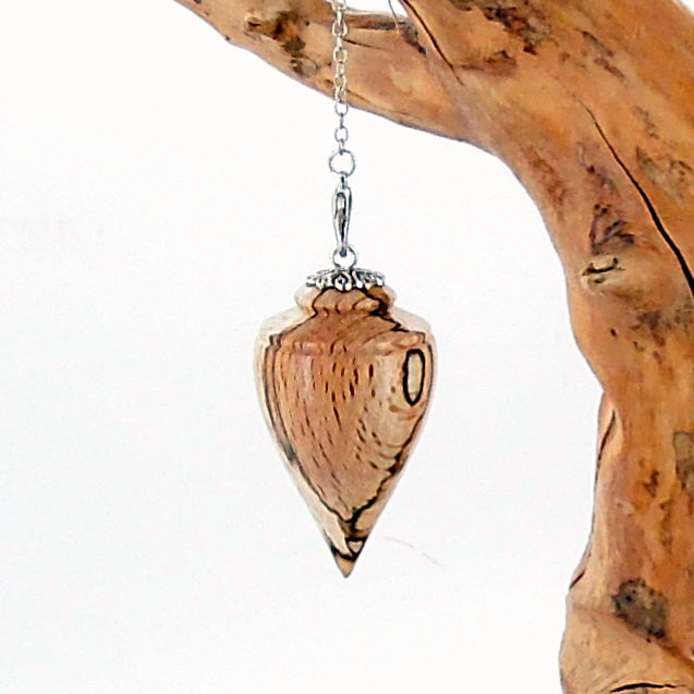 Pendule artisanal de radiesthésie en hêtre échauffé avec coupelle etchainette.