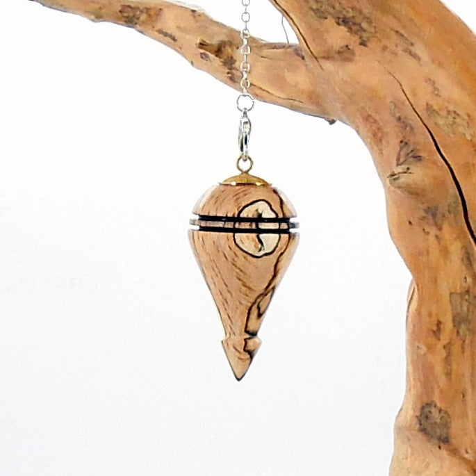 Pendule artisanal de radiesthésie en hêtre échauffé avec chainette et coupelle dorée.