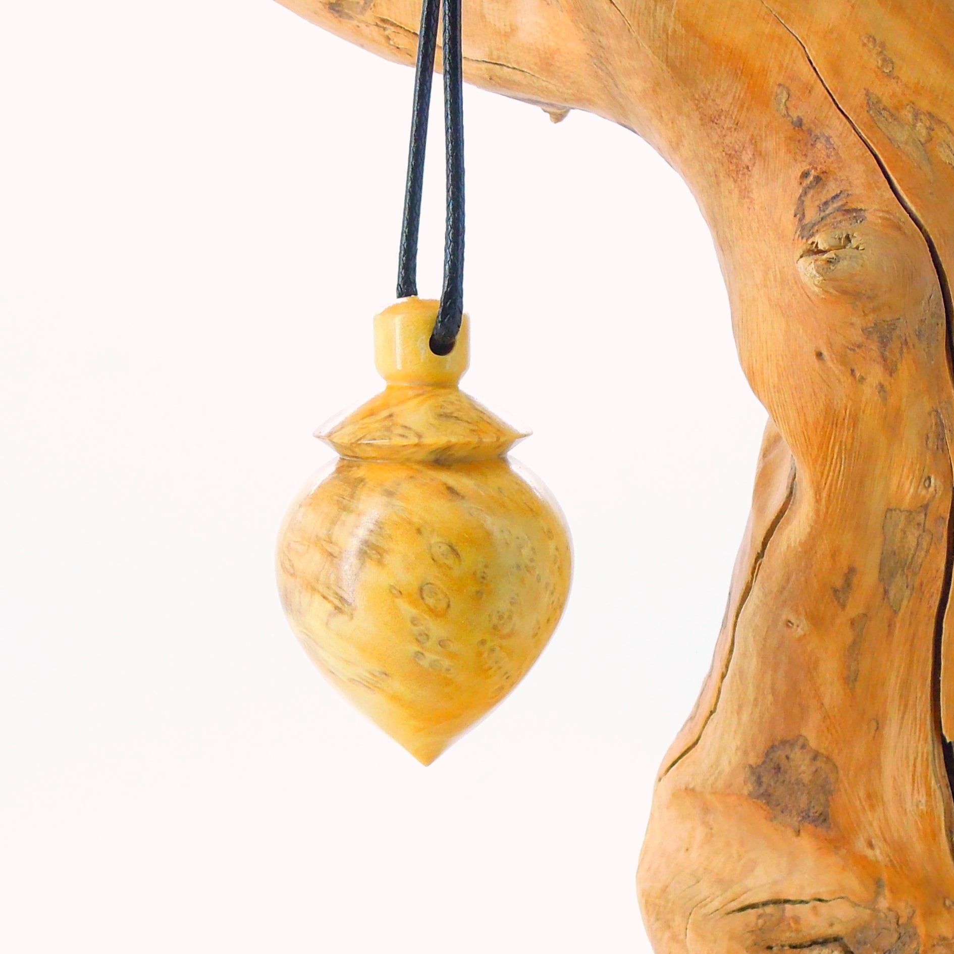 Pendule artisanal de radiesthésie en loupe de buis avec oeilleton.