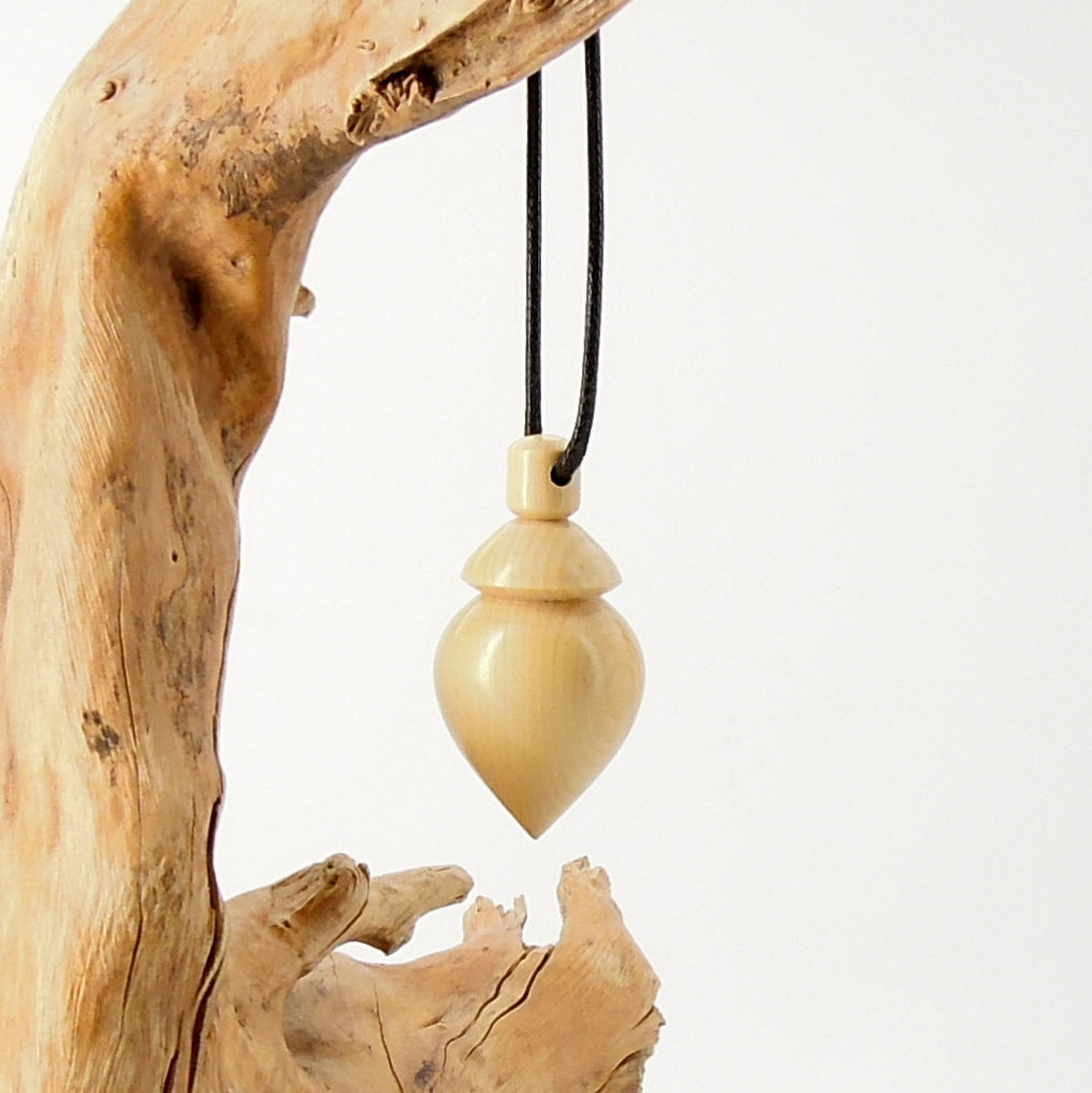 Pendule artisanal de radiesthésie en buis avec oeilleton.