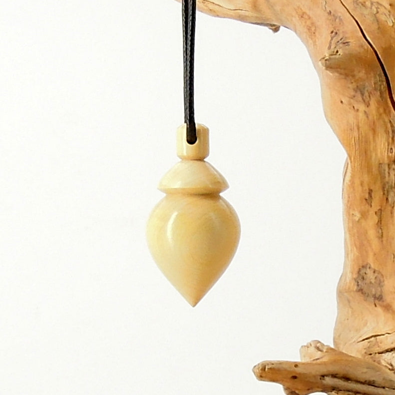 Pendule artisanal de radiesthésie en buis avec oeilleton.