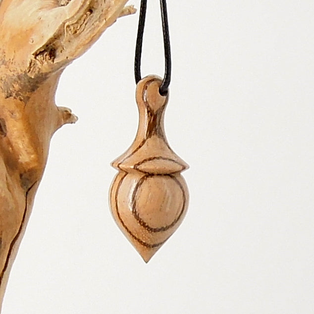 Pendule artisanal divinatoire en zébrano avec oeilleton.