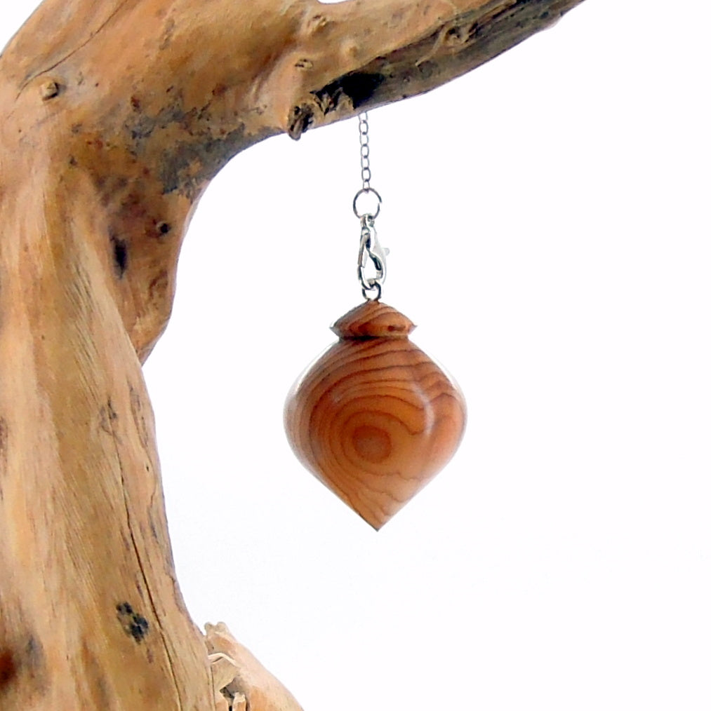 Pendule artisanal divinatoire en if avec chainette.