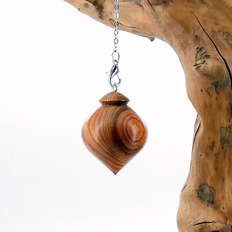 Pendule artisanal divinatoire en if avec chainette.