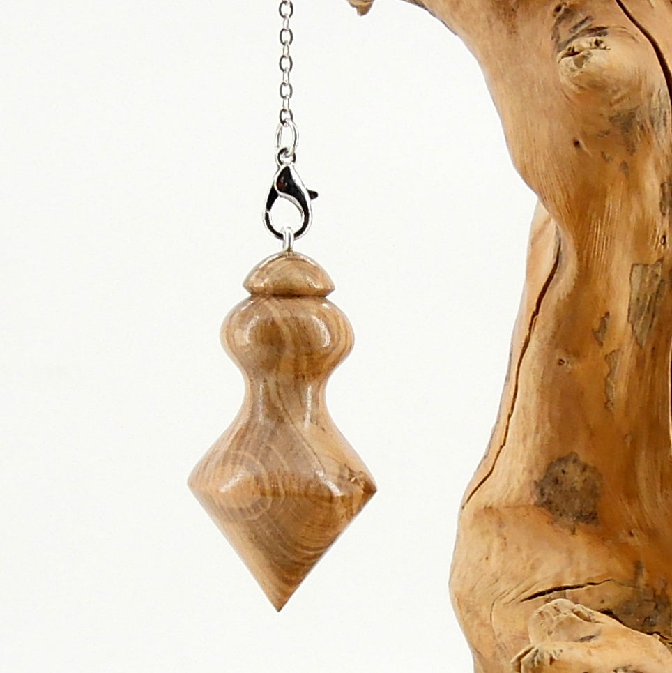 Pendule artisanal divinatoire en frêne olivier avec chainette..
