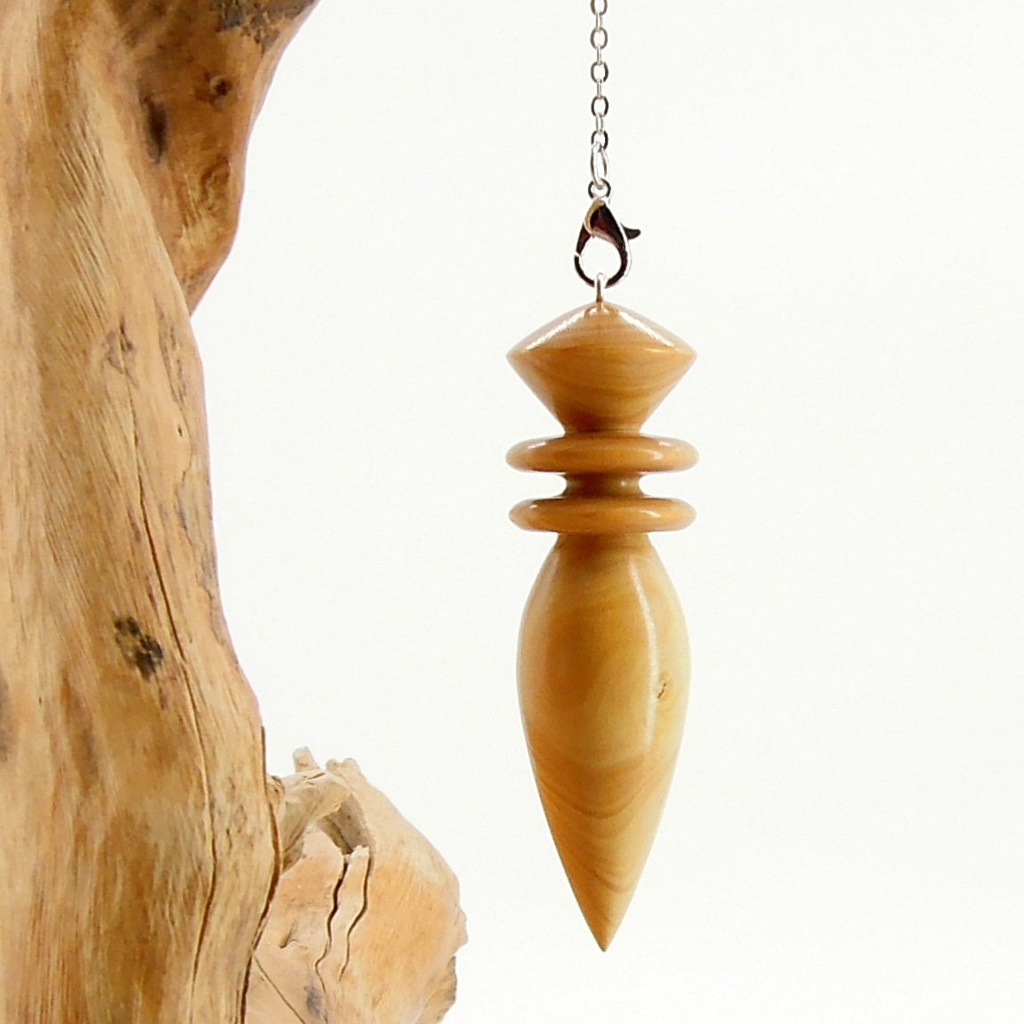 Pendule artisanal de radiesthésie en buis avec chainette..