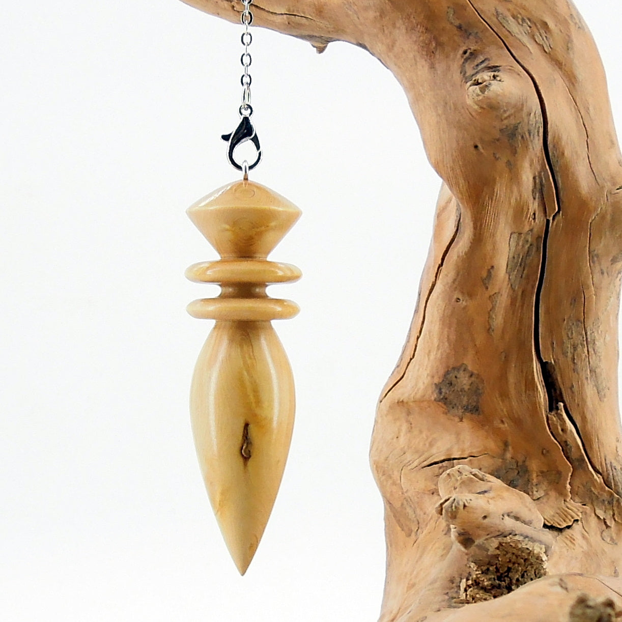Pendule artisanal de radiesthésie en buis avec chainette..